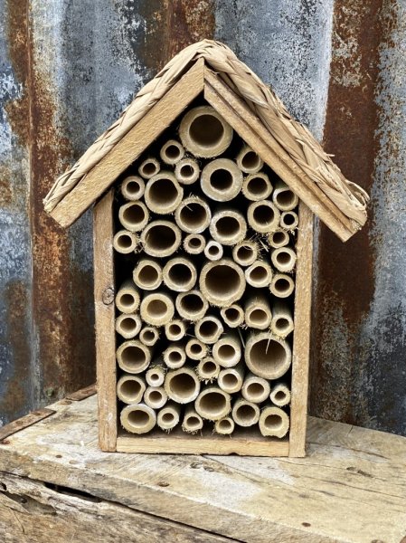 Insektshotell i fin natur modell med bambu inslag. Att ställa i trädgården eller sätta upp på väggen och låta insekterna flytta
