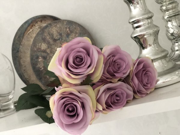 Vacker rosa/lila ros med gröna blad och lång stjälk. Välarbetad verklighetstrogen och vacker modell som gör sig lika bra ensam i