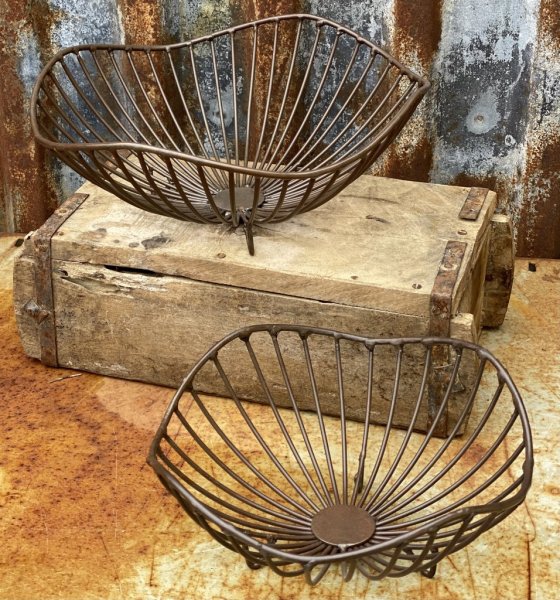 Vacker korg på tassar i rund vågad retro modell. Finns i två modeller. -Större -Mindre Till frukt, grönsaker eller annan förvari