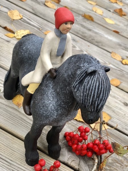 Ridande Staffan på hästen Apelgrå att dekorera med. Designad av Erkers Marie Persson Leksand. Unik i sin stil och modell. Ett Sv