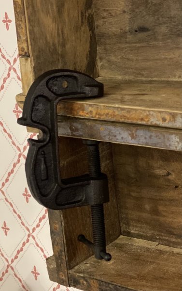 Kapsyl/öl öppnare i skruvmodell. Designad som en tving. Man skruvar fast den på tex en hylla, bardisk eller bord. En rolig och a