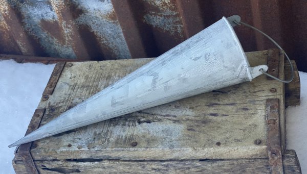 Zink strut i ampel modell med ledat handtag upptill. För förvaring och dekoration. Att sätta en blomma eller kvist i tex. Mäter