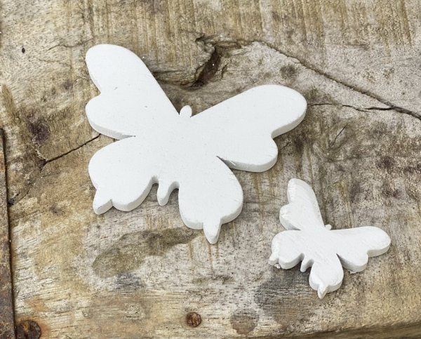 Vit fjäril i trä att dekorera med. Finns i två storlekar -Större -Mindre För pynt, pyssel, dukning och dekoration. Större 4,5*6