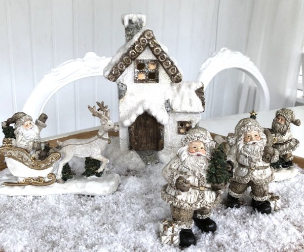 Tomte med släde och ren. Vacker och detaljfull modell i guld och vitt med gröna inslag. stilfull och elegant färg mix. Mäter 20