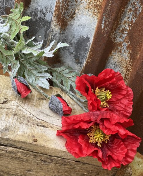 Röd vallmo med en stor utslagen blommor och en liten knoppig. Välarbetad och vacker konstgjord blomma med gröna blad. Mäter ca