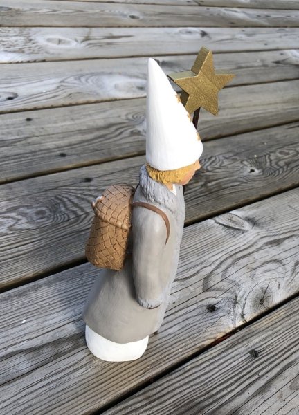 Stjärngosse Erik med stjärnstav och näverkorg på ryggen att dekorera med. Designad av Erkers Marie Persson Leksand. Unik i sin s