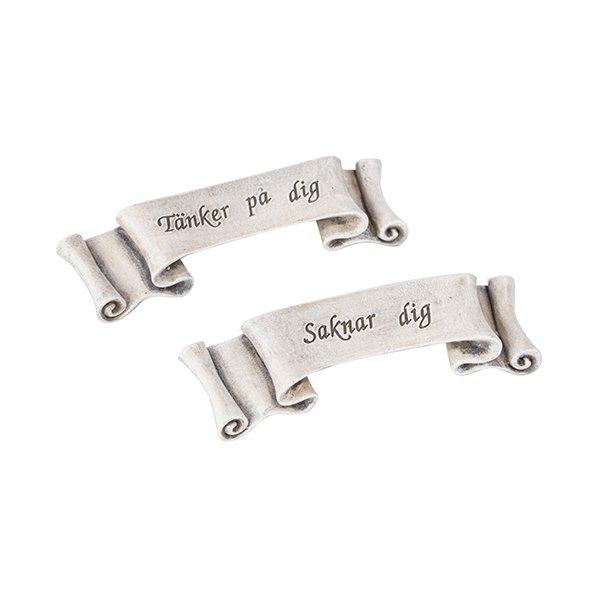 Grav / minnes dekoration med tex. Tillverkat i hårt plast blandat material som tål att ha utomhus. Finns i två text modeller. -T