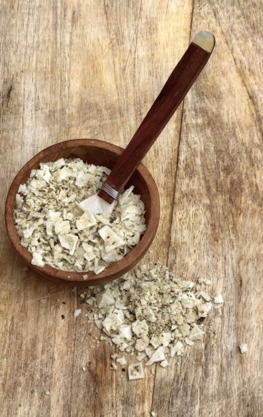 Asiatisk servering sked i trä och pärlemo. Mindre i modellen passande till salt, oliver eller annat små plock. Mäter 7cm