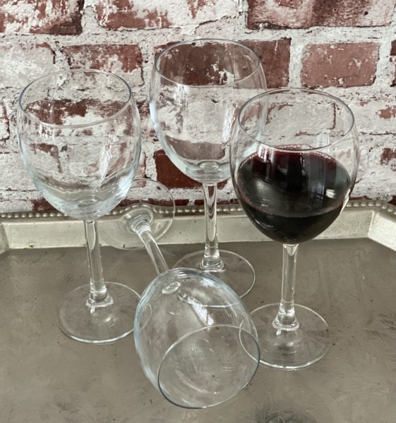Klassiskt vinglas rödvinsglas på fot . i klart glas med kupa i klassisk vid form. Säljes i fyr-pack om fyra glas.   Höjd: 21cm B