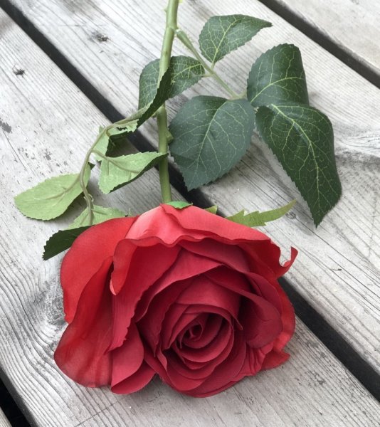 Vacker ros i större modell med gröna blad och en mörk röd nyans. Välarbetad och verklighetstrogen konstgjord modell. Mäter 57c