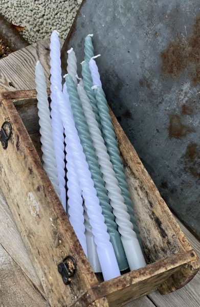 Vackra blanka skruvade ljus i grå nyans. Säljes i pack om 4st ljus 99% paraffin och 1% polyetylenvax varje ljus mäter 25cm med