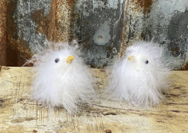 Vit dunig fluffig kyckling att dekorera med. Med ståltråd vid fötterna så man kan fästa den i tex påskriset eller i en krans.