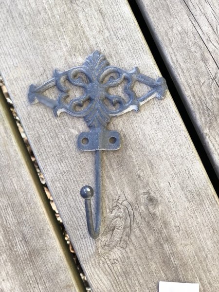 Vacker järn krok med dekorerad rygg. Mörk grå med ruffigt yta. Från Chic Antique Höjd: 14,5cm Bredd: 11cm Djup: 5cm