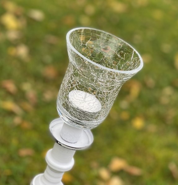Glasklocka i gammeldags krackelerat glas. Att ha som komplement till ljusstaken / ljuskronan . Sätt klockan där du normalt har l