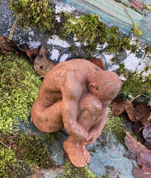 Jordens man, rostig staty/figur av en man i rost som sitter ihop kurad. Detaljrik och välarbetad. Ruffigt rostig modell. Höjd: