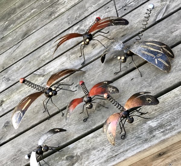 Trollslända i metall/plåt. Att dekorera med, välarbetad och detaljfull i fin modell. Med lätt välvda detaljer och ben så man kan