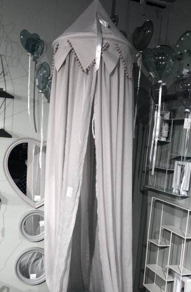 Vacker sänghimmel i tyg. Böljande modell med vacker bord runt om upptill med små tyg bollar. Sänghimmeln finns i tre nyanser -R