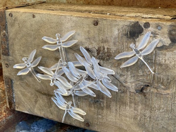 Trollsländor i ask. Att dekorera pynta och pyssla med. Tillverkade i acryl plast med ljusinsläpp. Finns i två nyanser. -Gröna -K