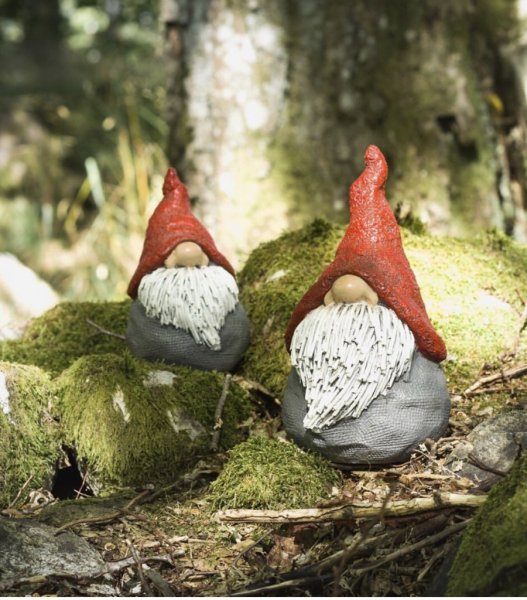 Söt rund skogs tomte med yvigt skägg röd luva. Finns i två olika storlekar -Större -Mindre Detalj fulla och välarbetade med deta