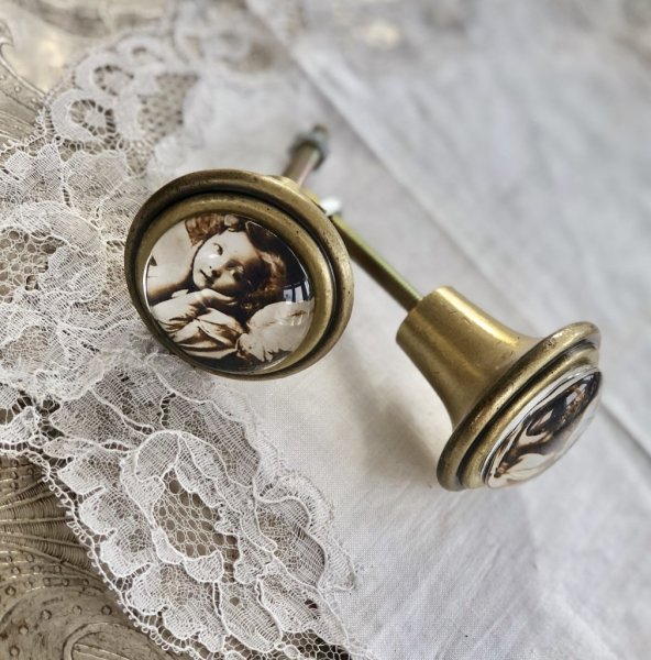 Vacker och annorlunda knopp med guld/mässing färgad metall stomme i gammeldags design. Dekorerad med rundad glas topp framtill m