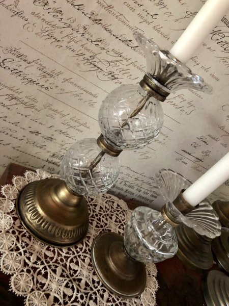 Vackra ljusstakar i gammaldags antik stil. Vackert utformade i en blandning av antik guld och glas. Finns i två storlekar -Hög