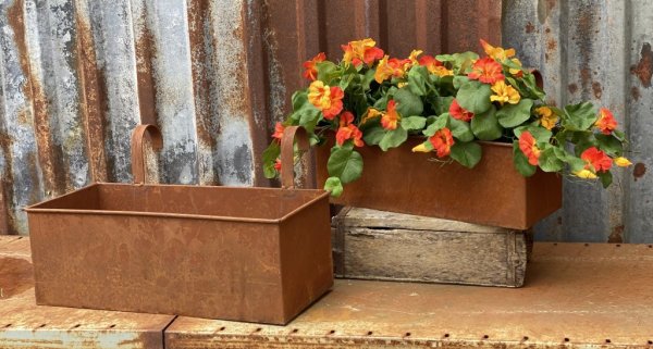 Balkonglåda blomlåda i rost att hänga. Avlång modell med hög kant och platt botten så den både kan stå och hängas på ett räcke e