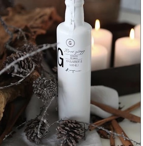 Smakfull alkohol fri glögg med smak av Rabarber & Vanilj. Går lika bra och smakar lika gott varm som kall och går utmärkt att s