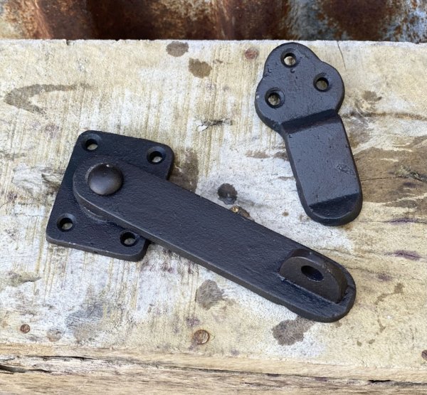Hast i gjutjärn kraftigare modell. Går i en svart brun ruffig matt nyans. Längd: 14cm Höjd: ca 8cm
