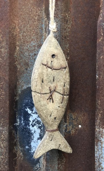 Marin inrednings detalj. Fisk i trä drivveds sliten i natur modell. Med snöre upptill så man kan hänga och dekorera med den likv