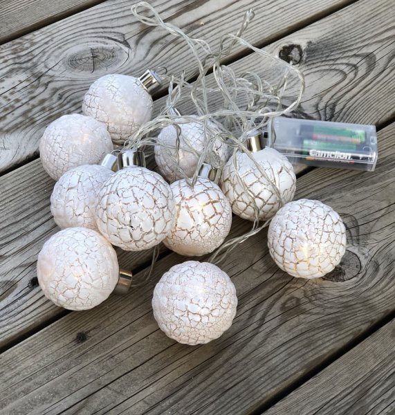 LED kulor, julgranskulor med belysning. Slinga med runda bollar/kulor i fattigmanssilver som släpper igenom ljuset på ett vacker