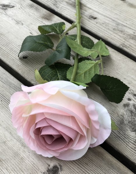 Vacker ros i större modell med gröna blad och en mjuk nyans av ljusrosa. Välarbetad och verklighetstrogen konstgjord modell. M
