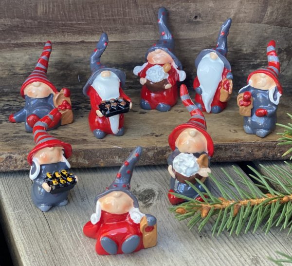 Söta jultomtar nissar i fullt julstök inför julen. Detaljfulla och välarbetade figurer att dekorera och pynta med. Finns i fem o