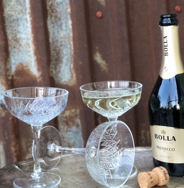 Vackra cocktail / prosecco glas på fot. Med hög fot och dekorerad vid kupa. Säljes i pack om fyra stycken och passar lika bra t