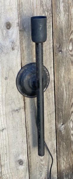 Vägglampa i ruffig industri stil. Svart ruffig med rost inslag. Att ha enbart en glödlampa i eller en passande skärm. Väggfäste