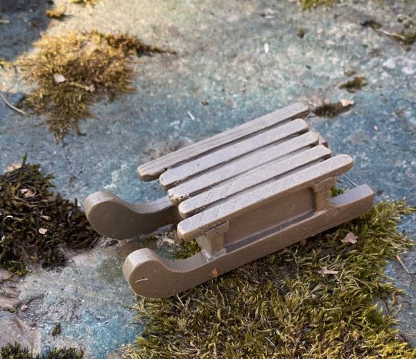 Nisse inredning, tillbehör till jullandskap, julbyar mm. Finn i flera olika modeller. -Bord med gröt & pepparkakor -Vedtrave me