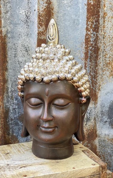 Buddha staty / huvud att dekorera med. Går i brunt och silver. Detaljrik och välarbetad i lite tyngre modell. Höjd: ca 25cm Br