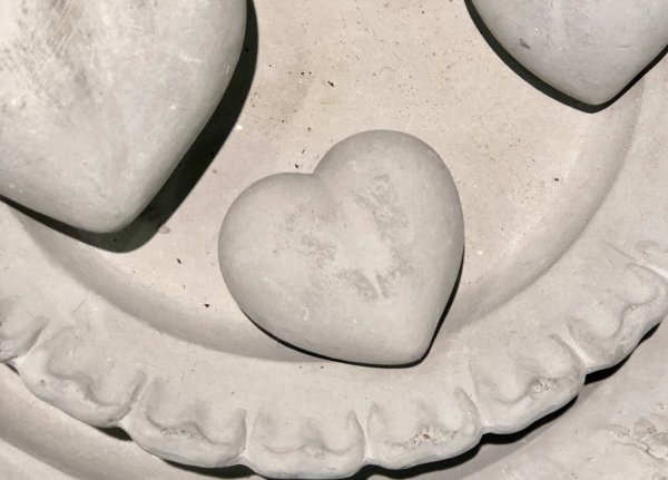 Litet/mindre betong hjärta att dekorera med. Passande inomhus som utomhus ensam eller i ett arrangemang. Mäter ca 3cm