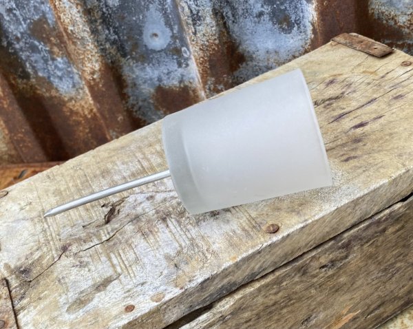 Hållare / ljuslykta på stick i frostat glas. Anpassad för värmeljus med stick / pinne under så man kan sticka ner den i ett arra