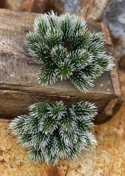 Vacker ljusmanschett med gröna grankvistar dekorerad med pudersnö. Välarbetad och verklighetstrogen konstgjord modell. Lika fin