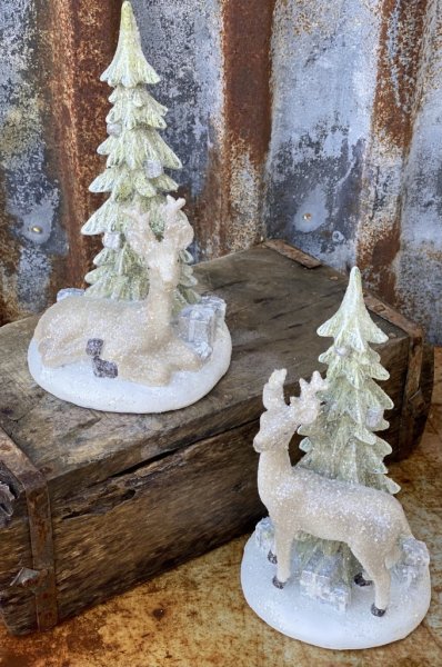 Vacker ren med julgran och paket. I mjuka nyanser av grönt, ljust brunt, silver och vitt, dekorerat med glitter likt is/frost kr