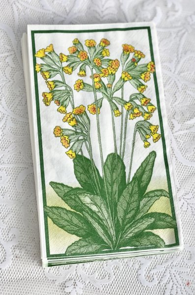 Avlånga servetter med motiv av Gullvivor, gul med gröna blad.  33cm * 40cm 3-lager 20 per paket