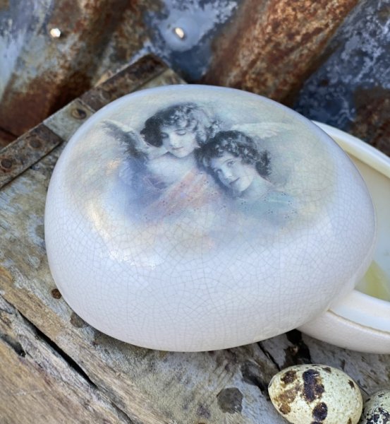 Vackert påskägg /porslinsägg öppningsbart med romantiskt motiv av änglar på locket. Att fylla med godis till påsk, förvara smyck