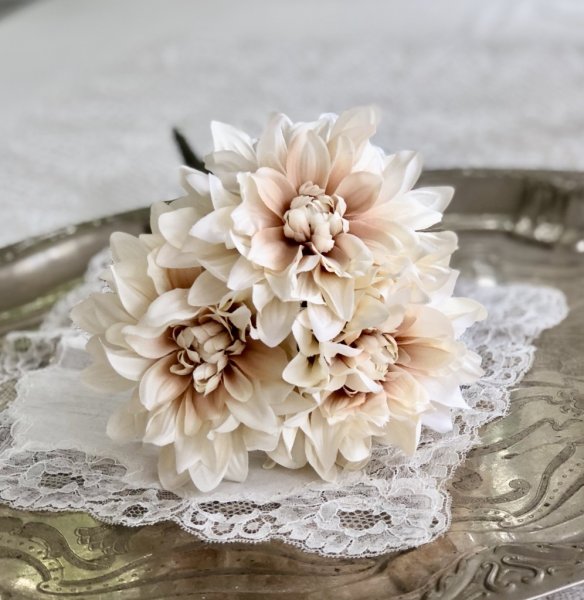 Vacker Dahlia bukett om tre stycken blommor i tre olika dova vackra nyanser. -Mörk Blå -Gammelrosa -Creme Vitt Vackra verklighet