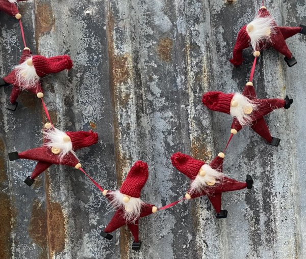 Tomte girlang med flera tomtar på snöre som man kan hänga och dekorera med. Runt julgranen, spiselkransen, fönstret eller på väg