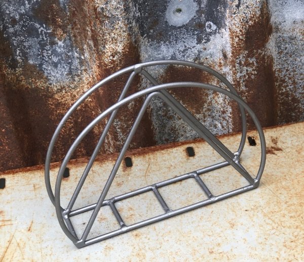 Servett ställ i zink. Snygg stående modell . I rundad design och stabil kvalité. Från Madam Stoltz Höjd: 10cm Bredd: 14,5*4c