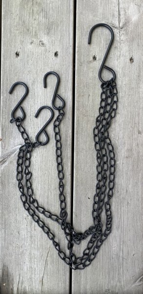 Svart tre delad längre ampel kedja med krok. Att hänga upp ampel krukor med tex. Mäter 80cm