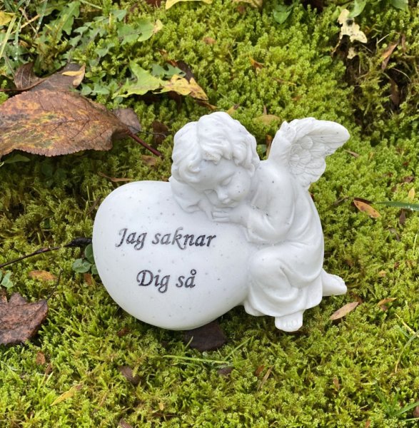 Vackert ängel till lika gravdekoration med hjärta och text Jag saknar Dig så . Ängeln är tillverkat för att kunna stå utomhus oc