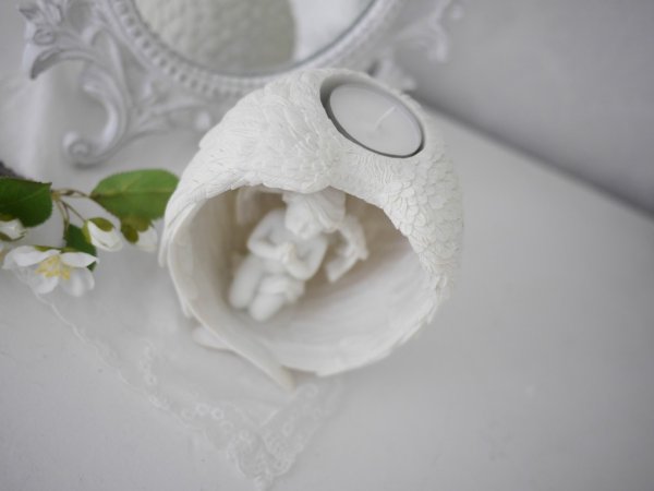 Annorlunda och vacker vit ljuslykta för värmeljus formad som ett ägg av vingar . Hållare för värmeljus upptill och dekorerad med