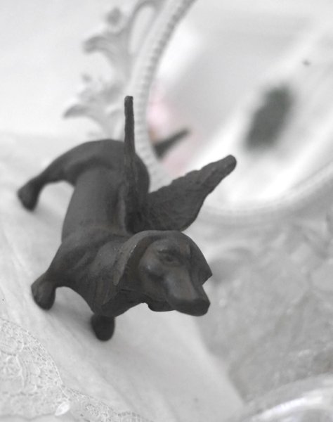 Järn hund med ängla vingar. Dekoration / prydnad inomhus som utomhus i yngre modell. Detalj full och väl designad.