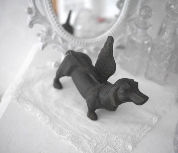 Järn hund med ängla vingar. Dekoration / prydnad inomhus som utomhus i yngre modell. Detalj full och väl designad.